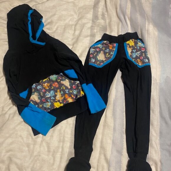 Small Shop Pokemon OUtfit childrens 6-9 - Picture 1 of 2